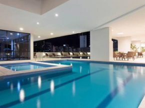 Flat climatizado, com piscina e academia no coração comercial de Salvador